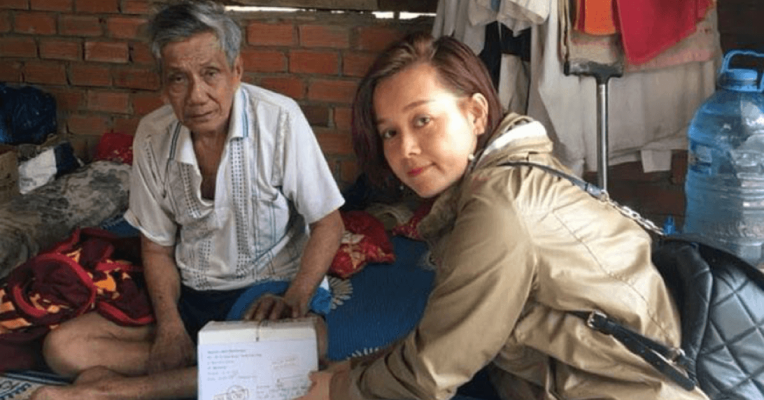 Nhóm thiện nguyện mang 2 lọ An cung Trúc Hoàn cứu cụ Thương ở Bến Tre sau 3 năm tai biến nằm liệt giường